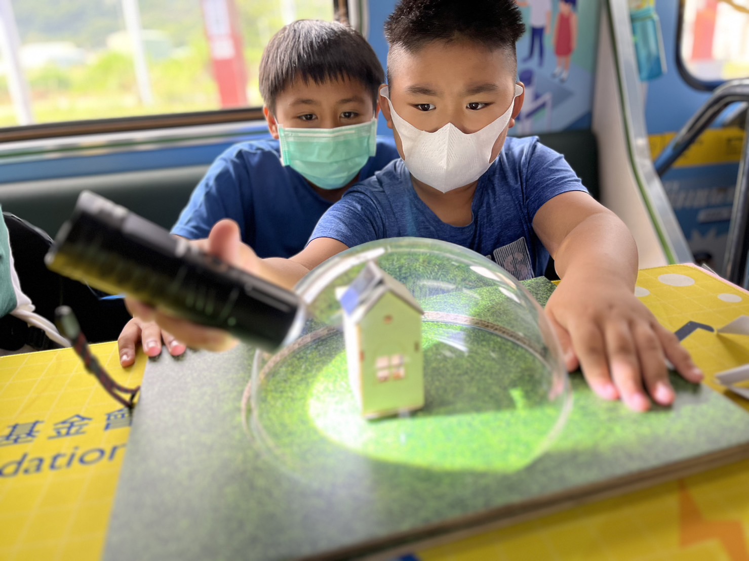 參與基礎科學主題車廂，以STEAM教學精神，設計「逐日科學家」、「太陽能工程師」以及「淨零建築師」三大能源科普課程和實驗